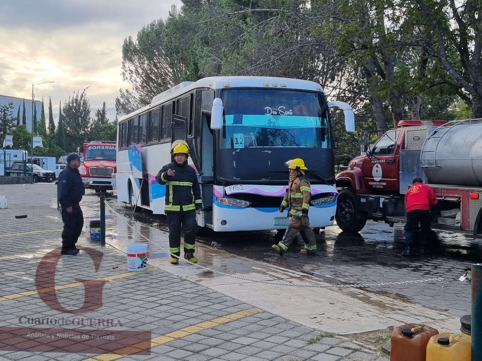 Autobús de maestros sufre conato de incendio a un costado del recinto ferial de Tlaxcala